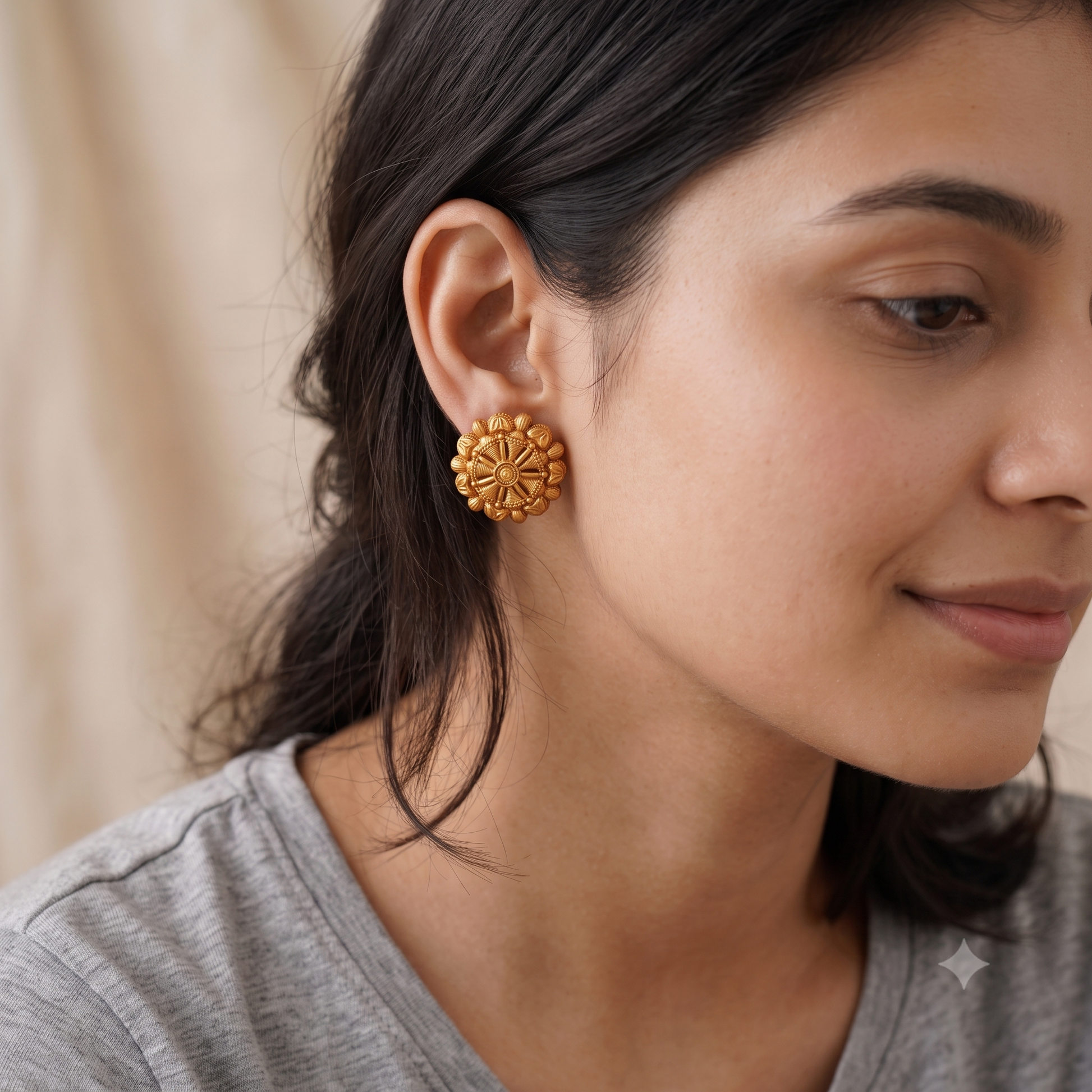 Stunning antique gold plain stud earring