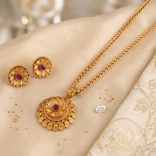 Stunning antique gold pendant set with chain