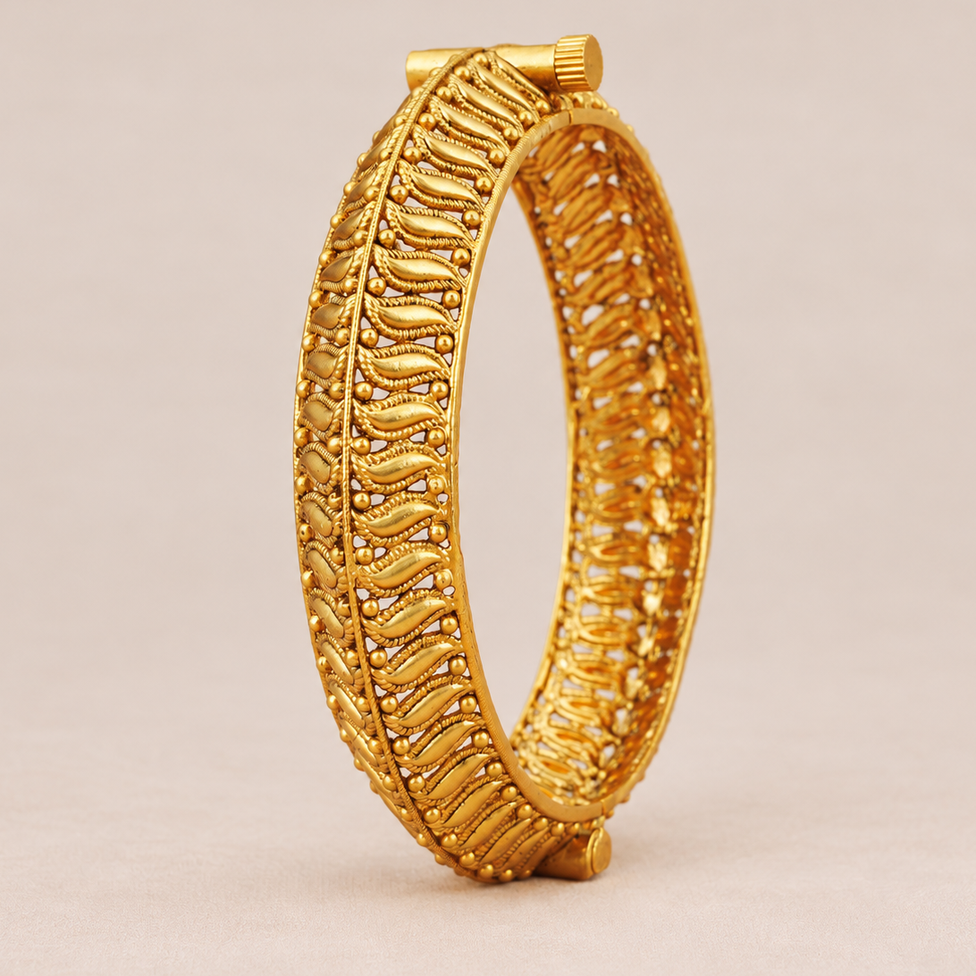Stunning plain antique gold kada