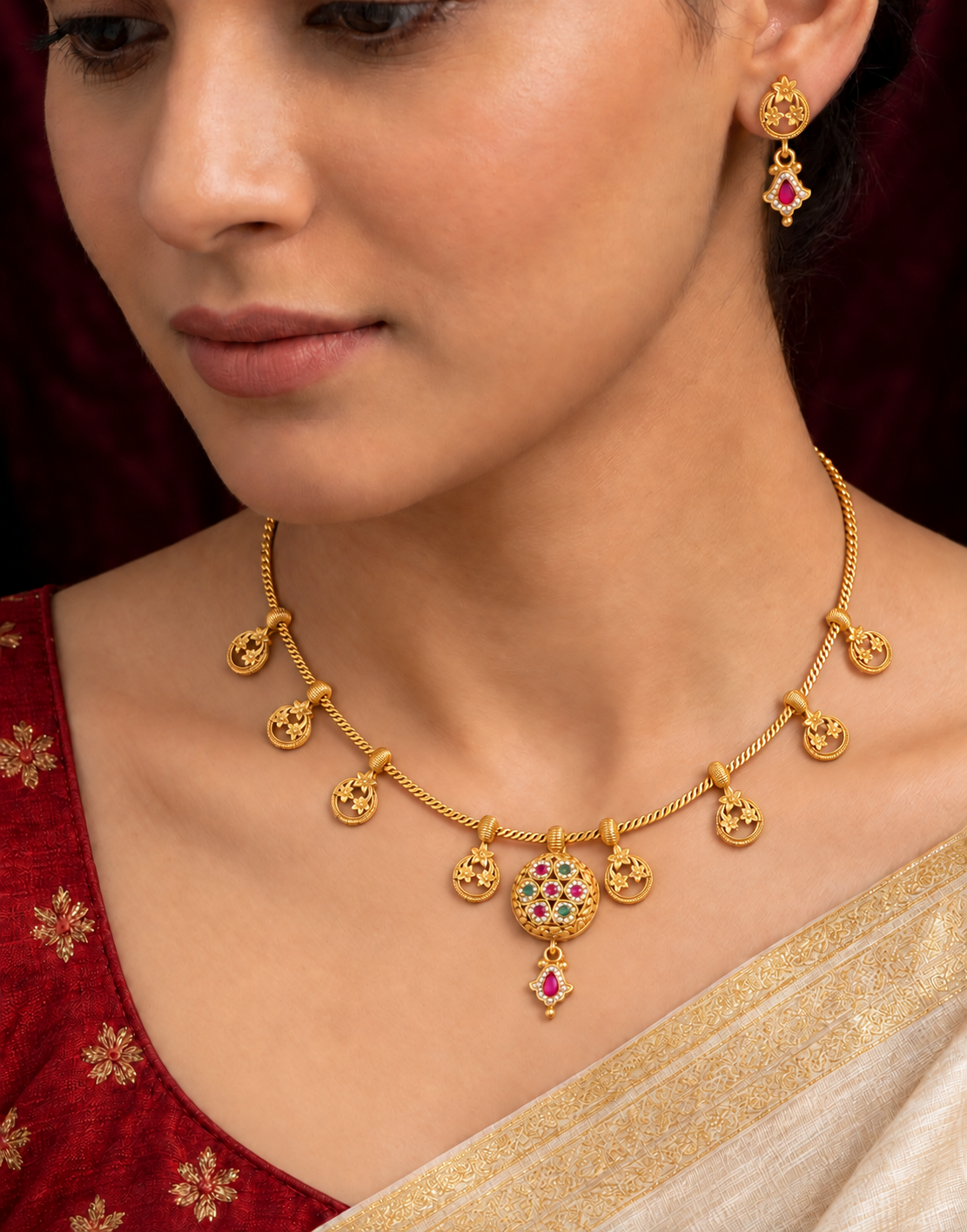 Sleek antique gold necklace set