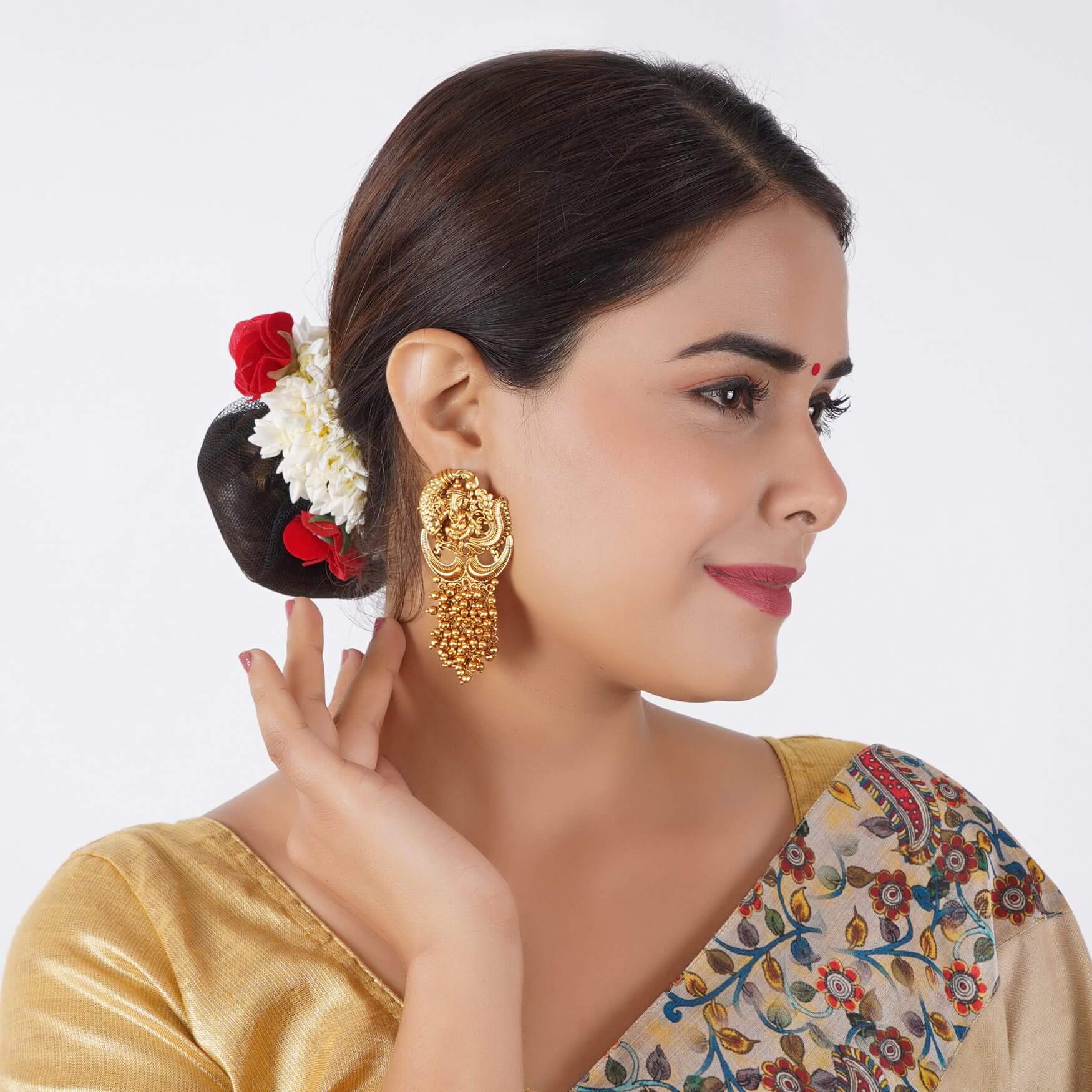 How to Wear Modern Jewelry With Sarees to Achieve Indo Western Look